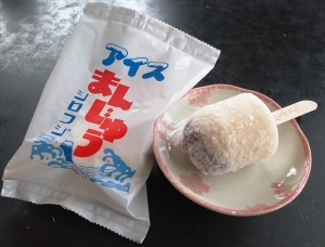 シロフジ『アイスまんじゅう』 アイスとパッケージ